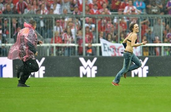  拜仁太子夸西送点遭球迷集体抗议  