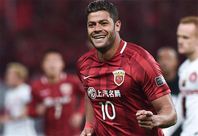  沙尔克04换人调整激活进攻，替补登场改变比赛走向