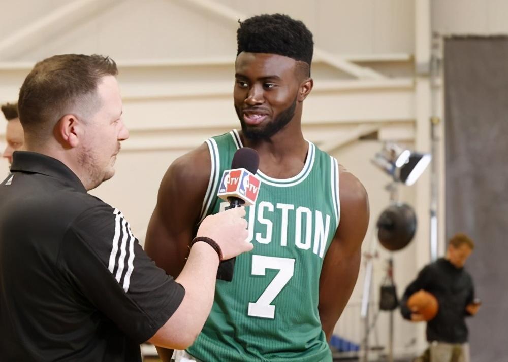  杰伦布朗砍下三十加率队击败黄蜂，鲍尔受伤离场成转折点