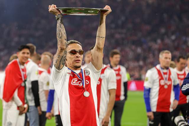  曼联锋线集体哑火，滕哈格变阵未能破解密集防守  